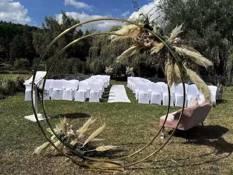 Arche et jardin pour une cérémonie laïque au Val Sarah Arche et jardin pour une cérémonie laïque au Val Sarah