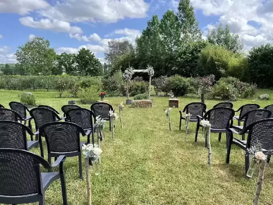 Cérémonie laïque avec jardin aromatique au Val Sarah (La Bouille) Cérémonie laïque avec jardin aromatique au Val Sarah (La Bouille)