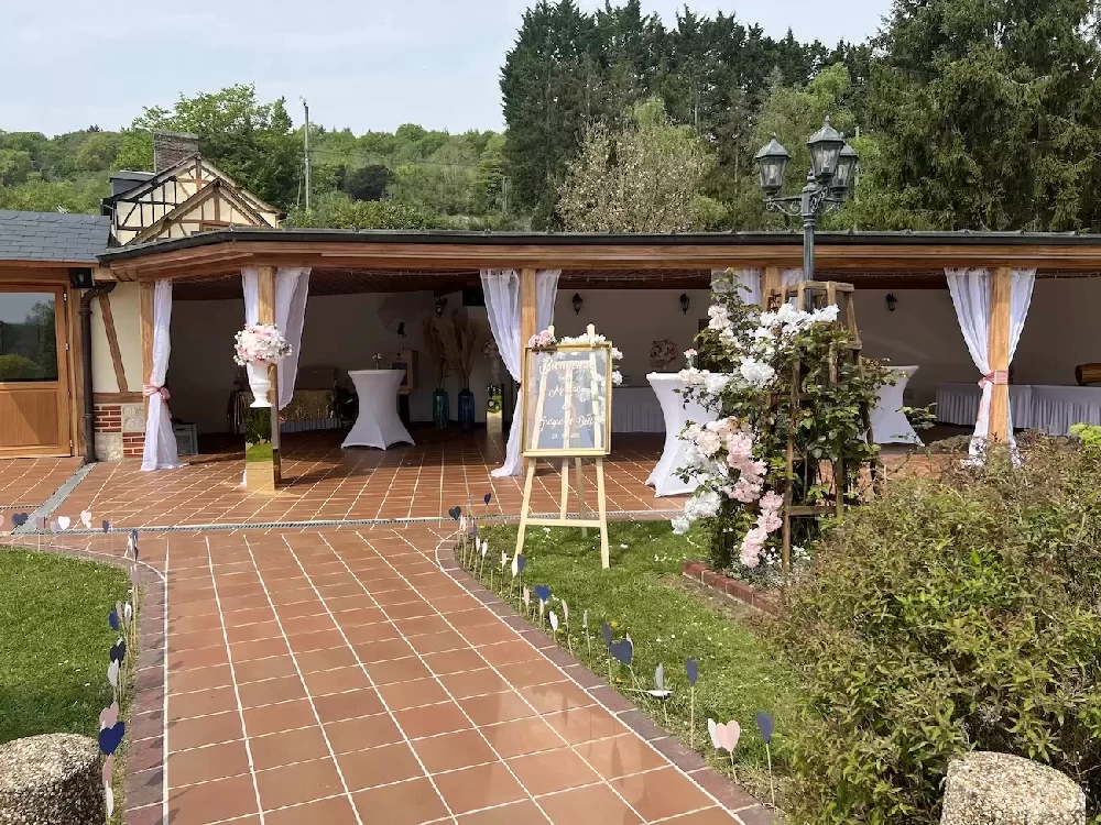 Terrasse et préau aménagés pour un cocktail de mariage Terrasse et préau aménagés pour un cocktail de mariage