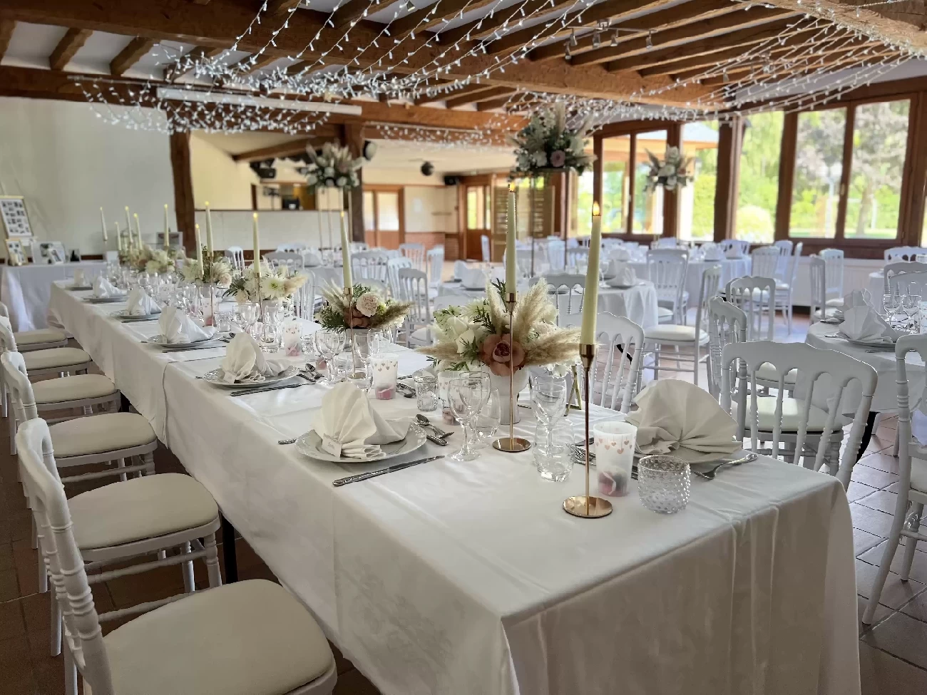Salle de mariage et table d'honneur au Val Sarah